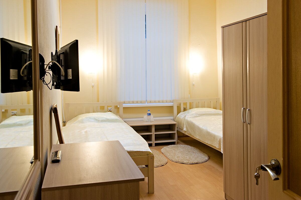 Двухместная комната. Отель на прусской Великий Новгород. Двухместный отель. Двухместный номер в гостинице. Гостиничный номер с двумя кроватями.